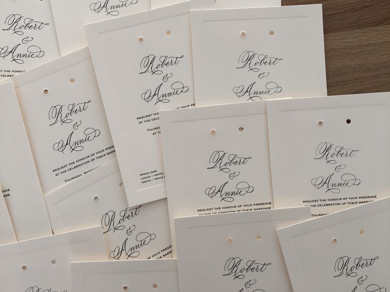 Uitnodiging met kalligrafie voor bruiloft