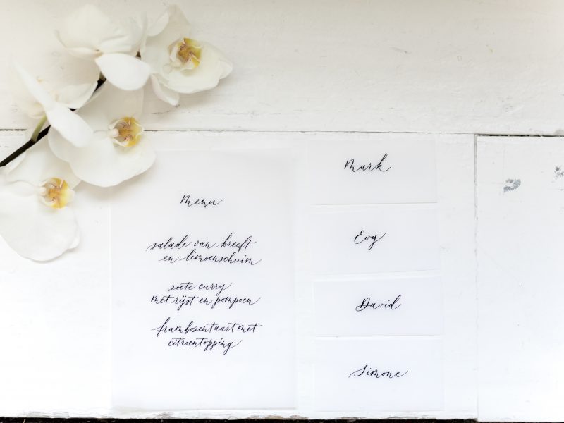Moderne kalligrafie voor styled shoot